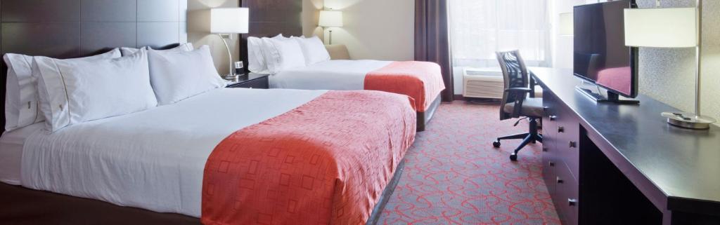 Holiday Inn Express & Suites Bloomington West