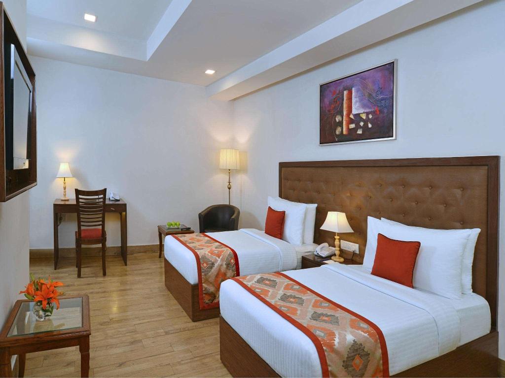 Taurus Sarovar Portico