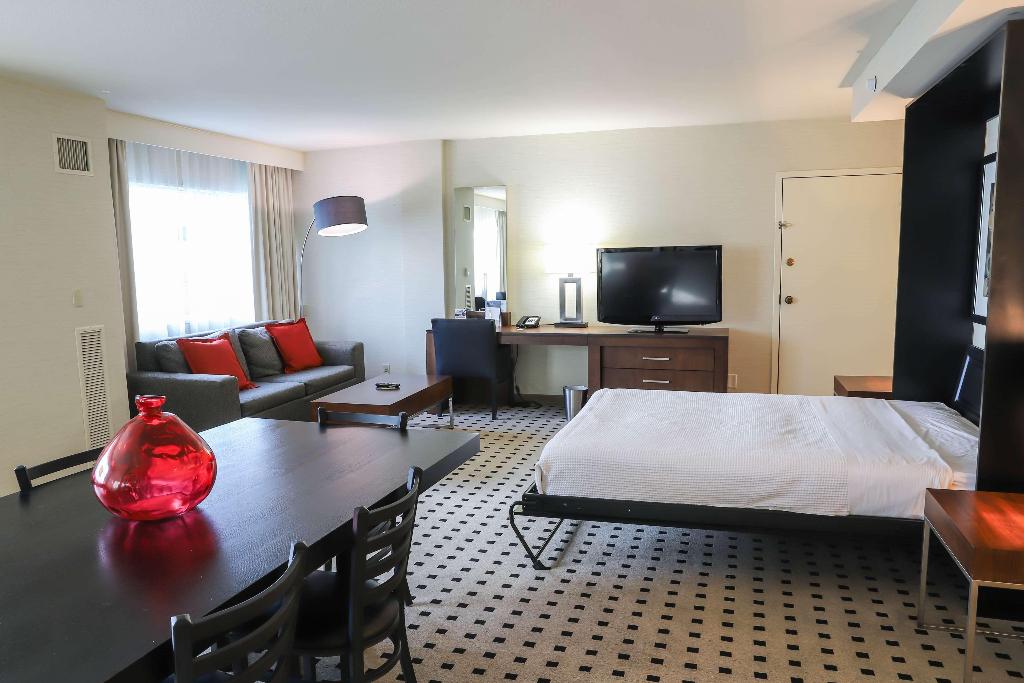 Radisson Plaza Hotel & Suites at Kalamazoo Center