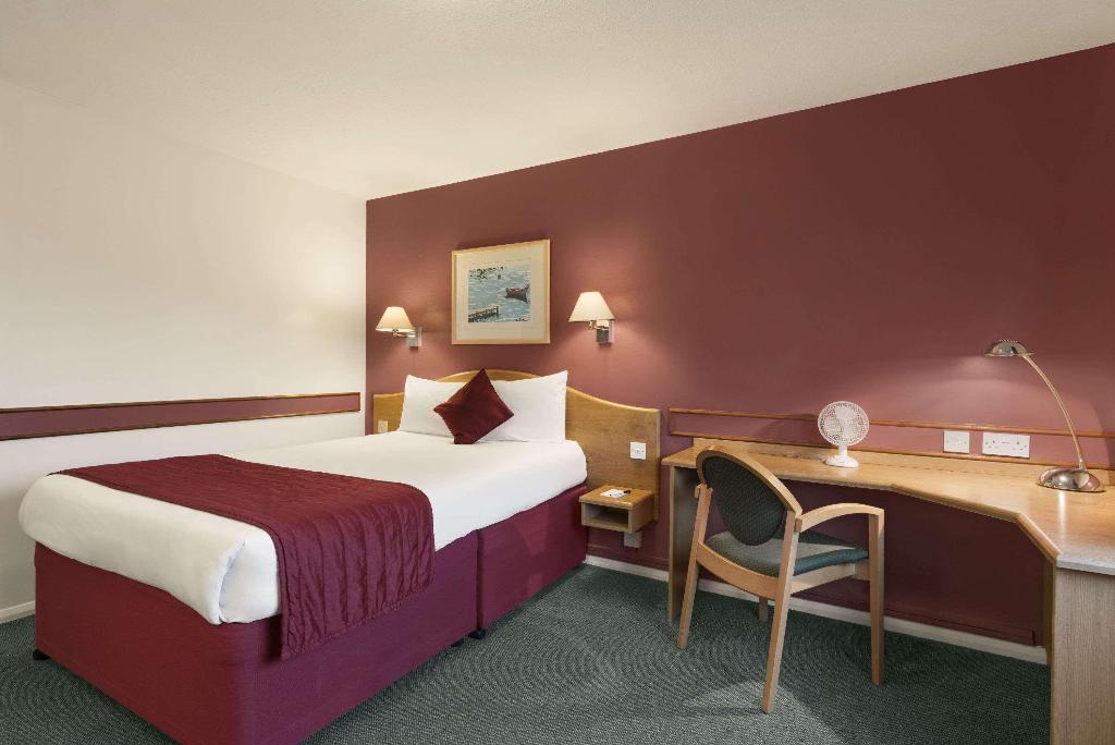 Days Inn By Wyndham Abington M74