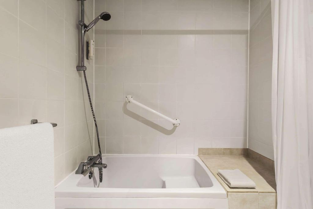 Ramada By Wyndham Cambridge