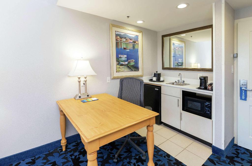 Hampton Inn & Suites Jacksonville Deerwood Park
