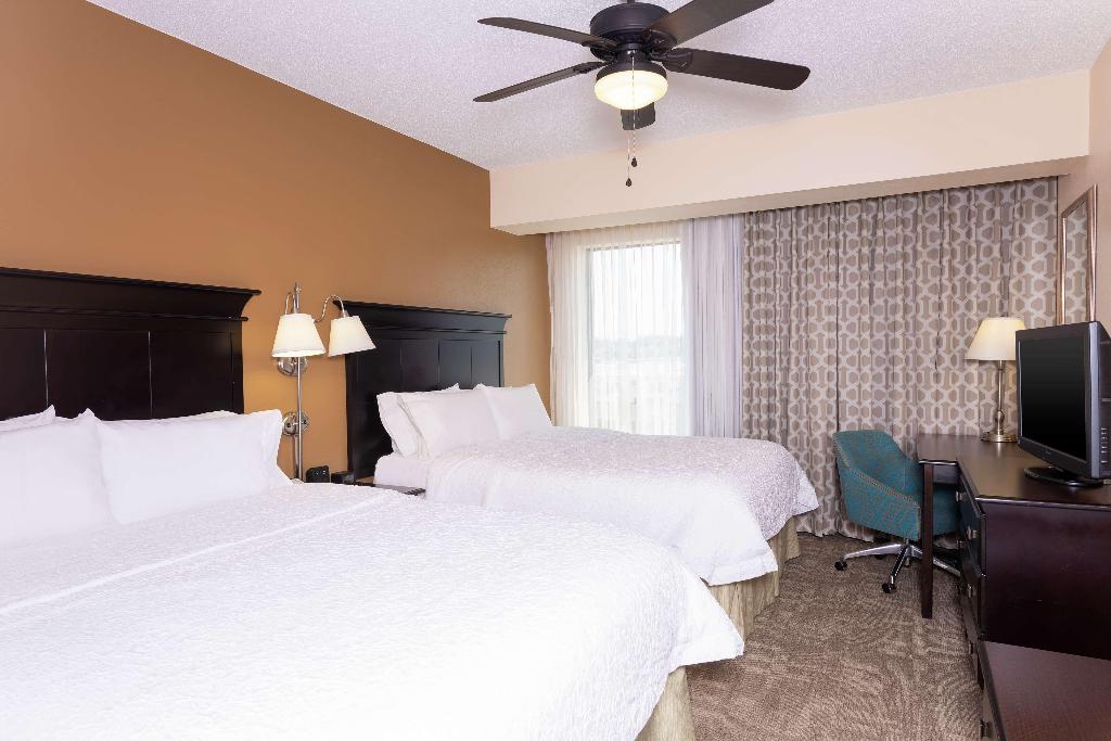 Hampton Inn & Suites Cleveland-Airport/Middleburg