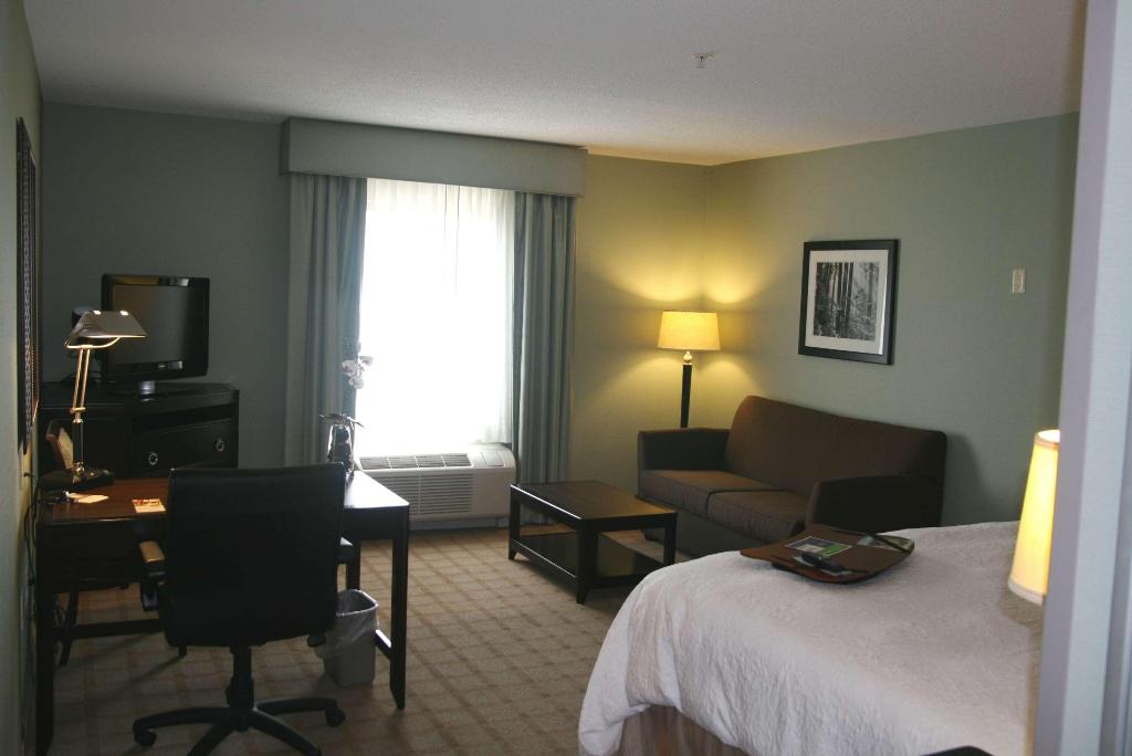 Hampton Inn & Suites Detroit-Canton