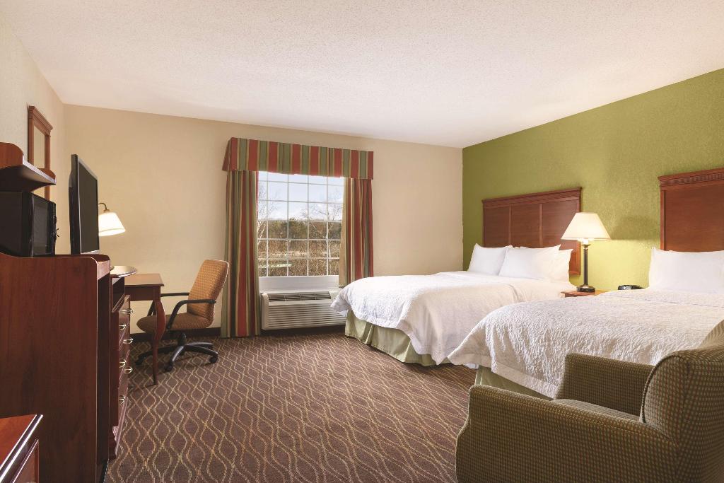 Hampton Inn & Suites Greenfield