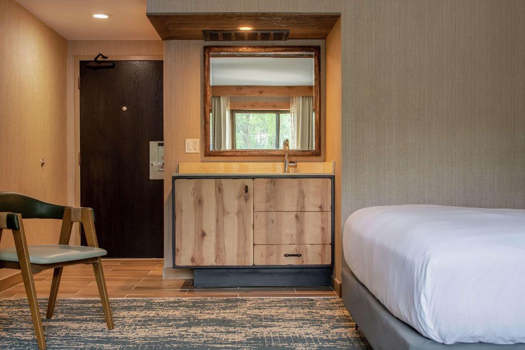 DoubleTree by Hilton Hotel Missoula Edgewater