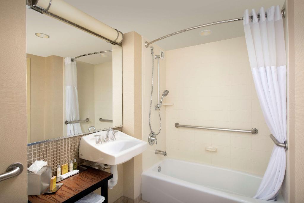 DoubleTree by Hilton Hotel Sterling Dulles