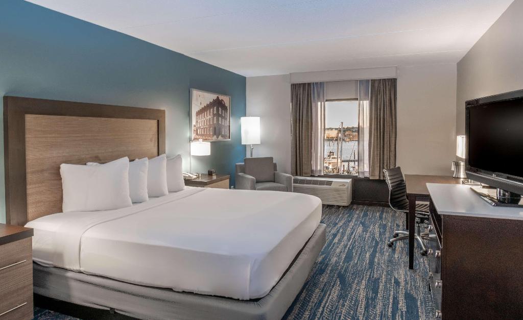 DoubleTree by Hilton New Bern Riverfront