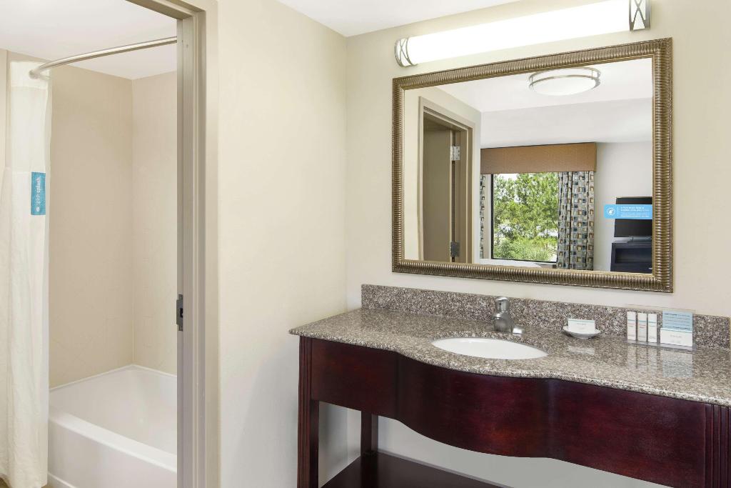 Hampton Inn & Suites Savannah-Airport