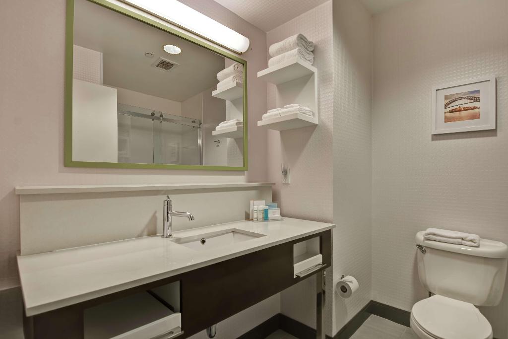 Hampton Inn & Suites Newark-Harrison-Riverwalk