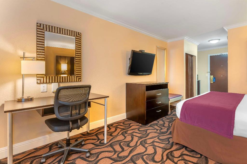 Best Western Plus Airport Plaza