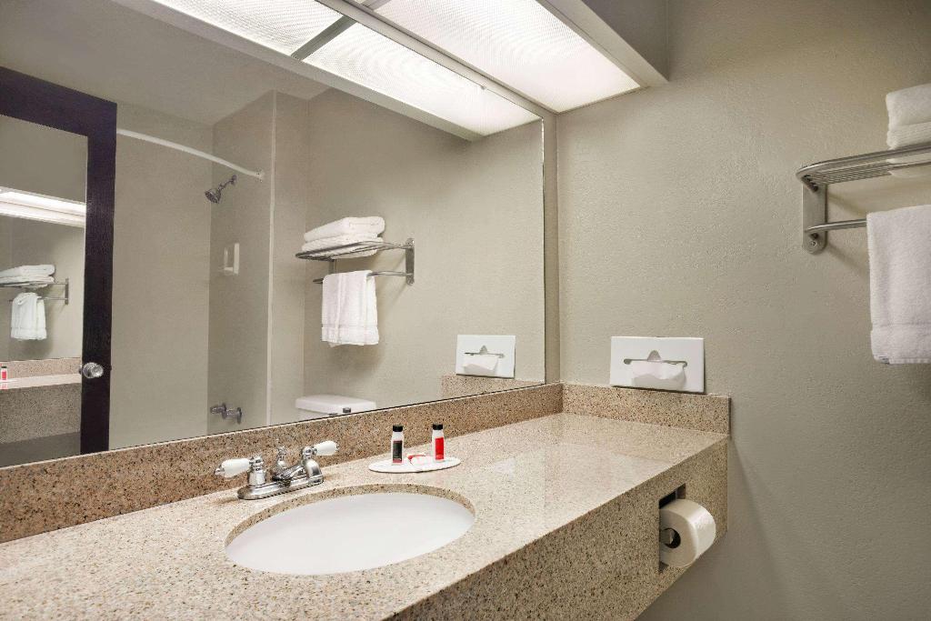 Baymont By Wyndham Kansas City