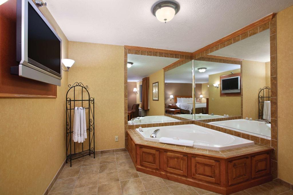 Best Western Plus North Canton Inn & Suites