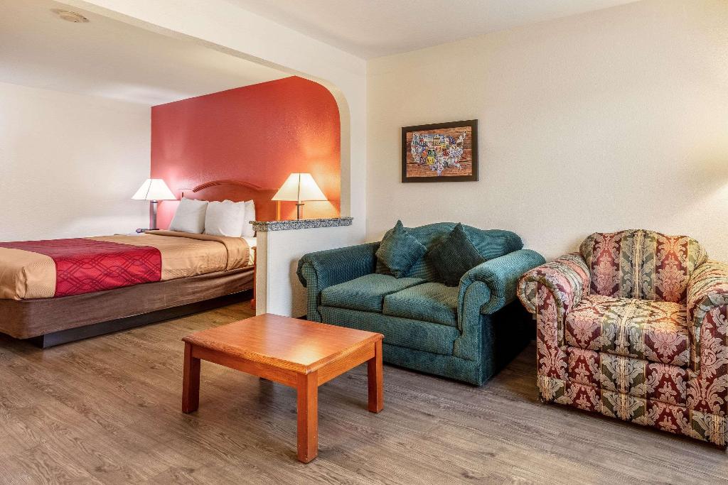 Econo Lodge Inn & Suites Memphis East