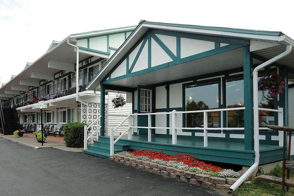 Super 8 by Wyndham Gananoque/Country Squire Resort