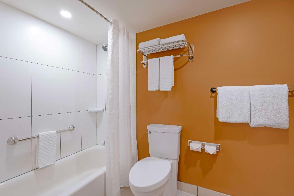 Best Western Plus Emerald Isle Hotel