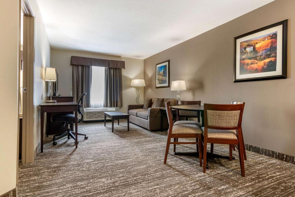 Best Western Plus Pembina Inn & Suites