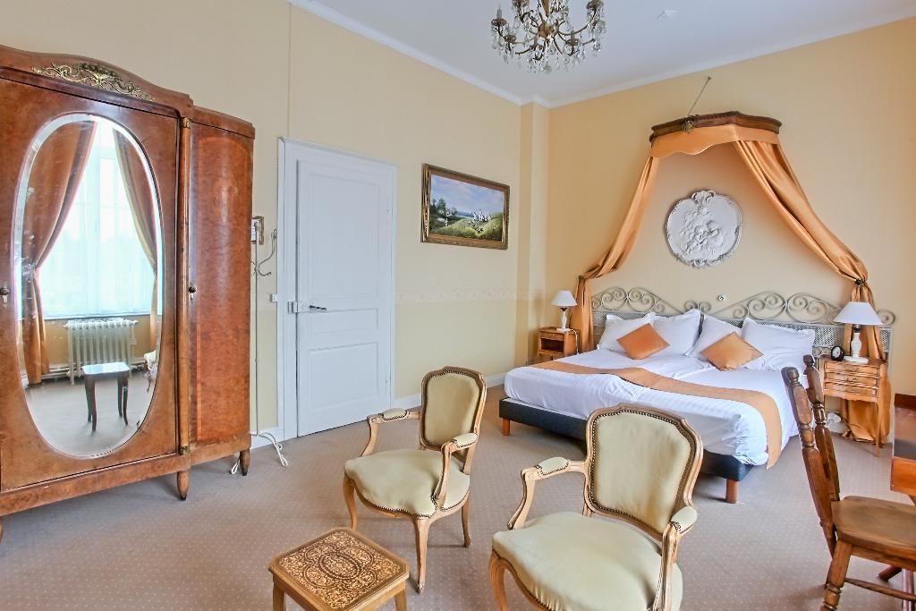 Chateau De Moulin Le Comte (B&B)