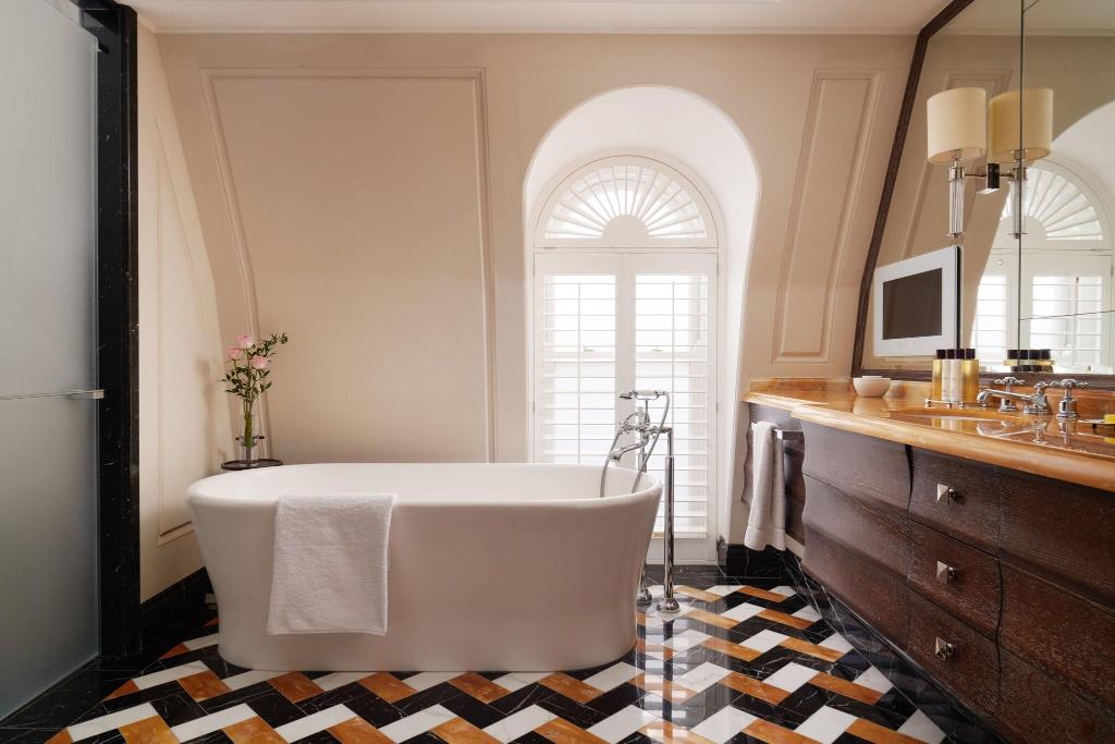 Imagem da galeria de Corinthia London