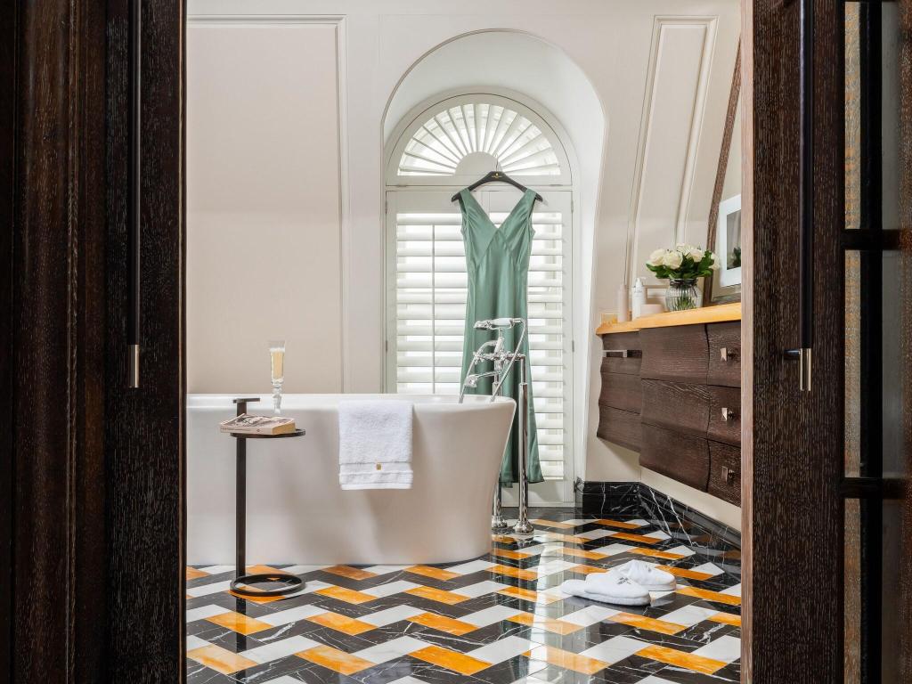 Imagem da galeria de Corinthia London