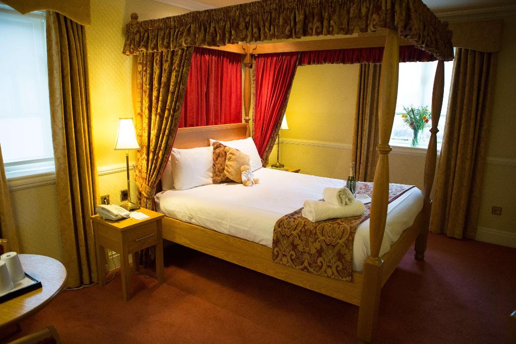 1 Queen Bed, Executive, Four-Poster Bed, Free High Speed Internet, Spacious, Music Device, Non-Smoki
