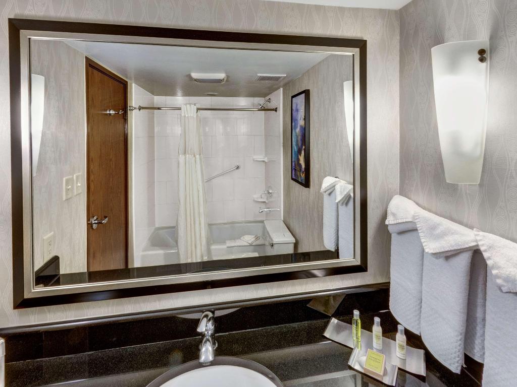 DoubleTree by Hilton Wichita Airport