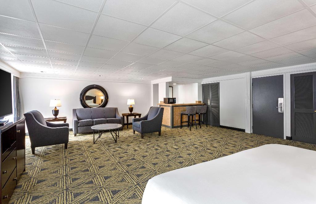 DoubleTree by Hilton Pittsburgh-Meadow Lands