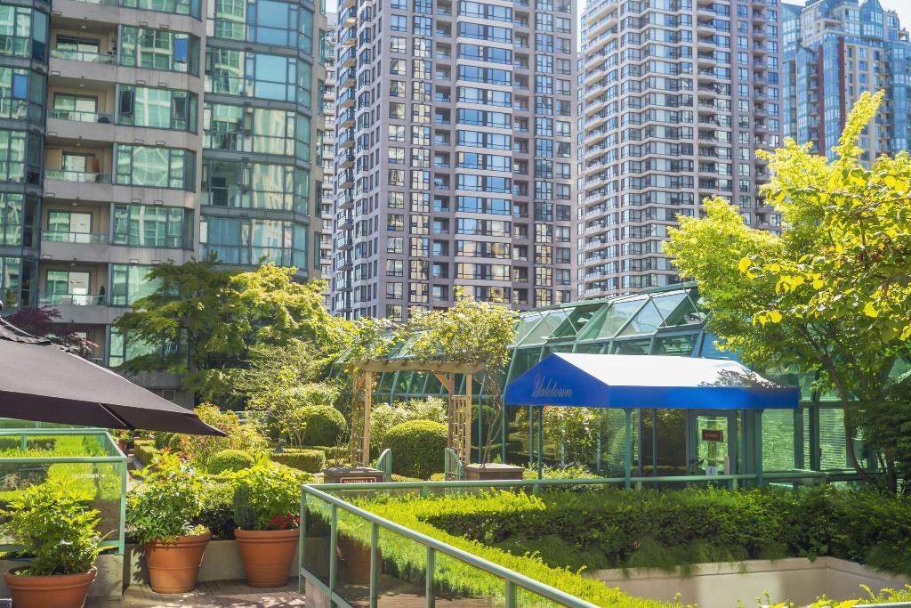 Rosedale on Robson Suite photo 27