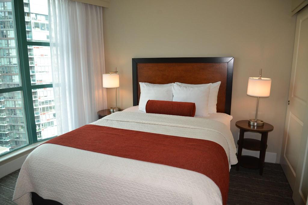 Rosedale on Robson Suite photo 13