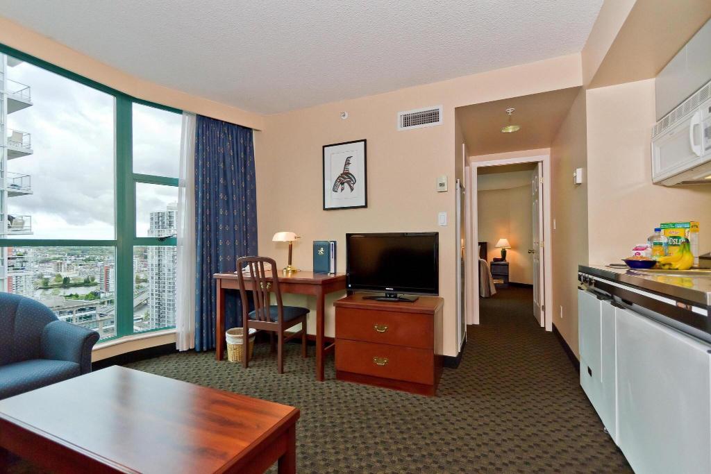 Rosedale on Robson Suite photo 90
