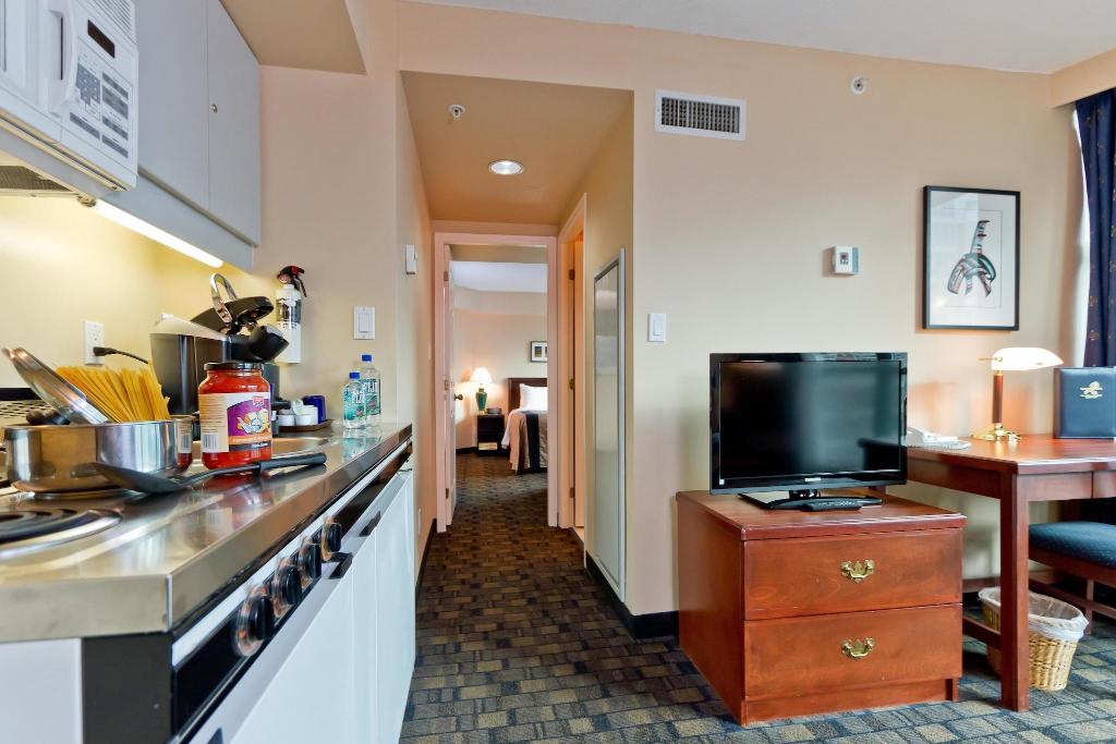 Rosedale on Robson Suite photo 45