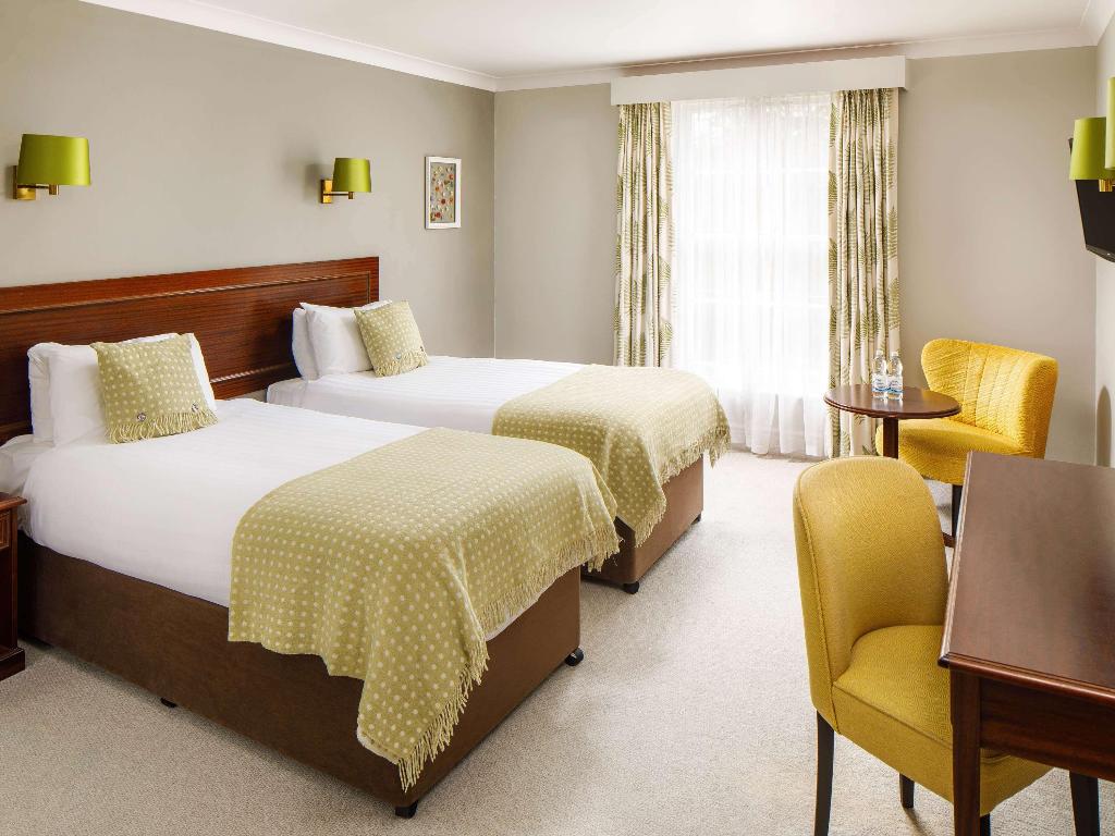 Classic room with 2 single beds
