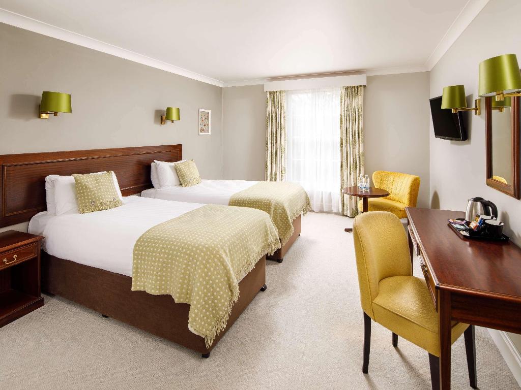 Classic room with 2 single beds