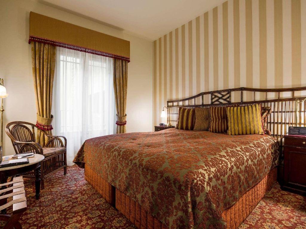 Hadley's Orient Hotel