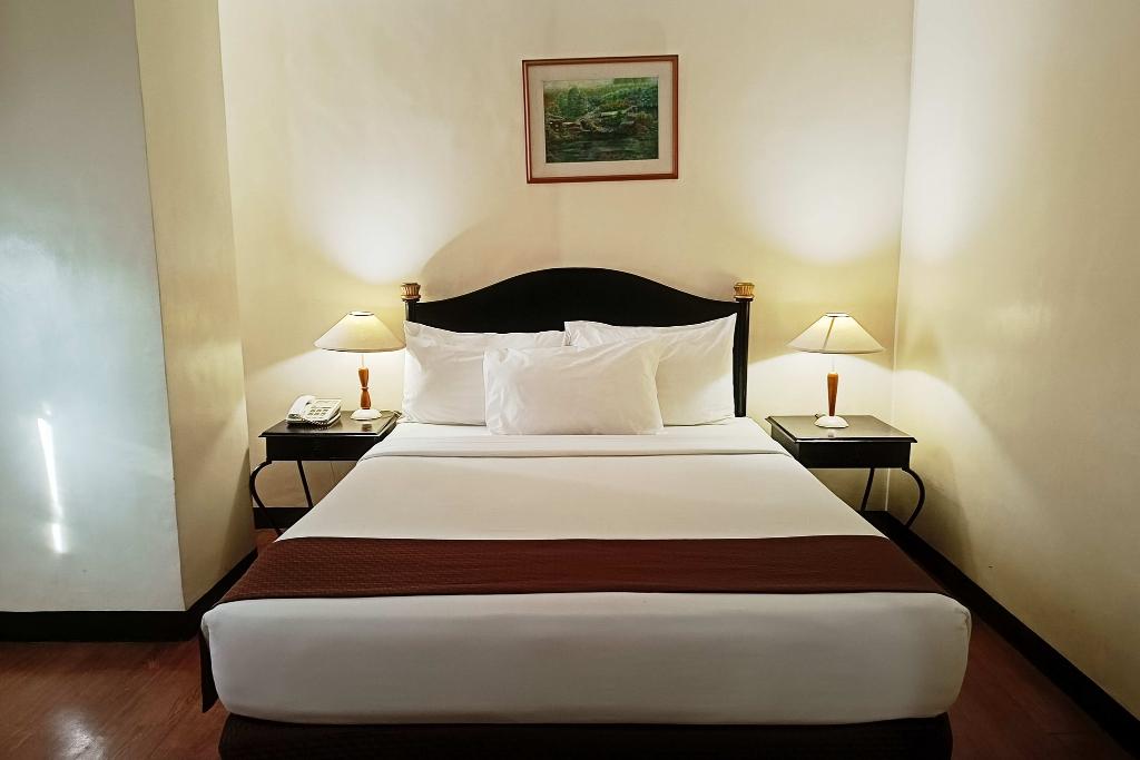 Golden Peak Hotel & Suites