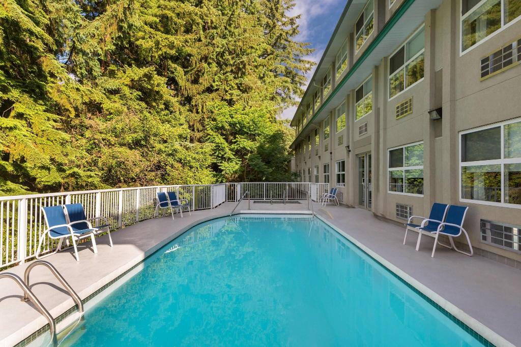 Four Points by Sheraton Surrey Hotel