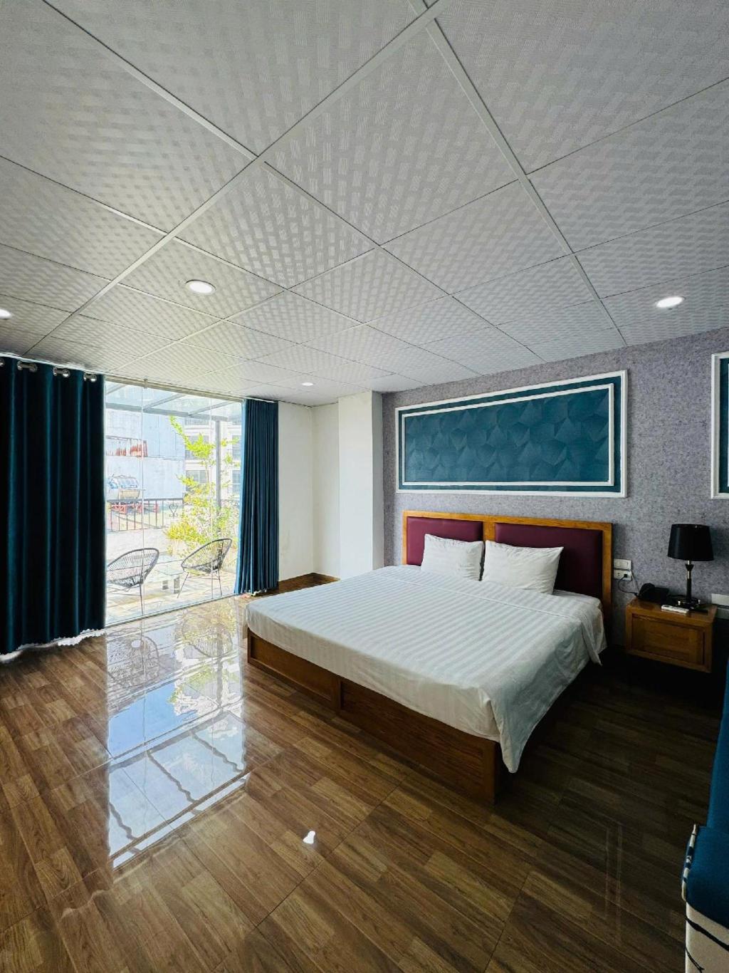 Holiday Suites Hotel