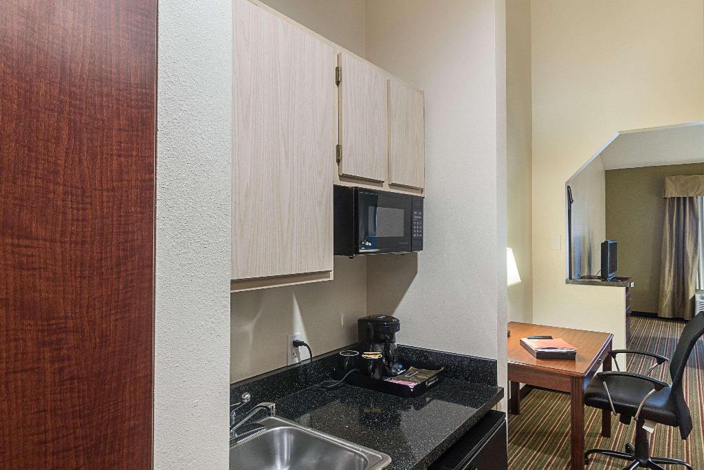 Quality Inn & Suites West Chase