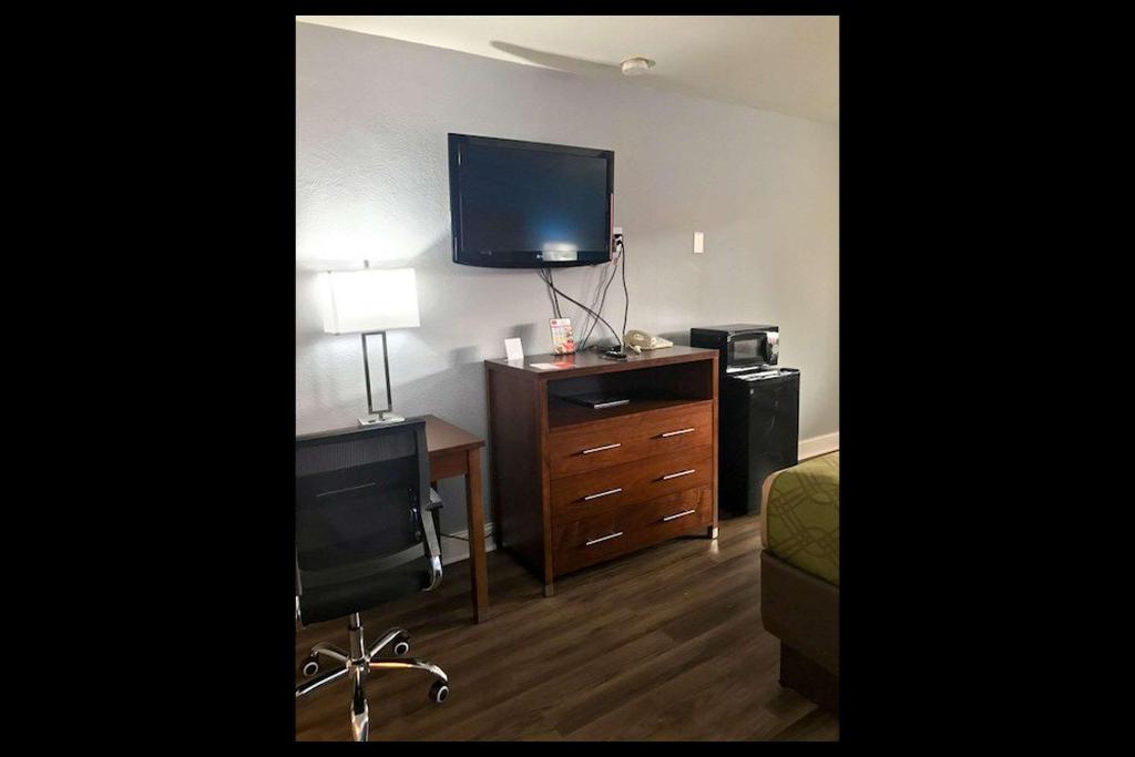Econo Lodge Inn & Suites I-64 & US 13 Airport