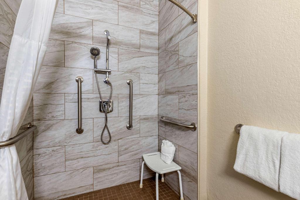 Comfort Suites Airport North