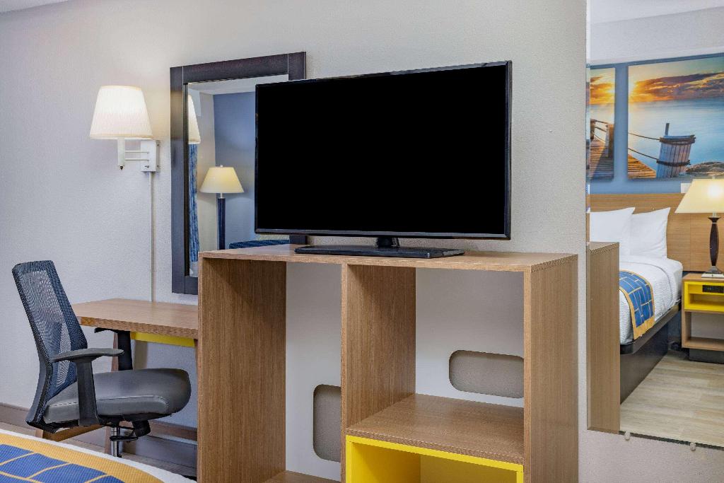 Days Inn & Suites By Wyndham Savannah Midtown