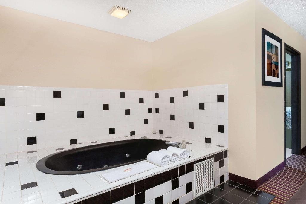 Baymont By Wyndham Bowling Green