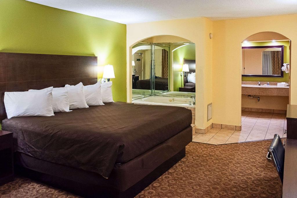 Rodeway Inn & Suites North