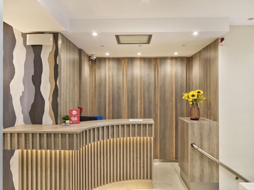 Piraeus Inn