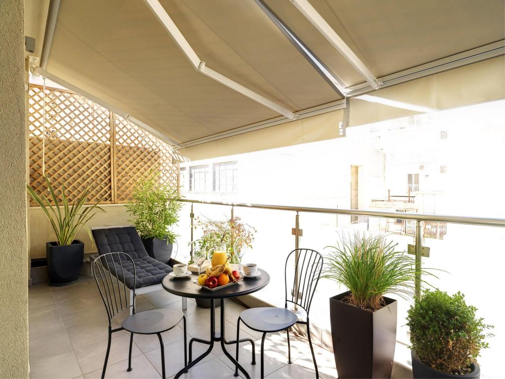Piraeus Inn