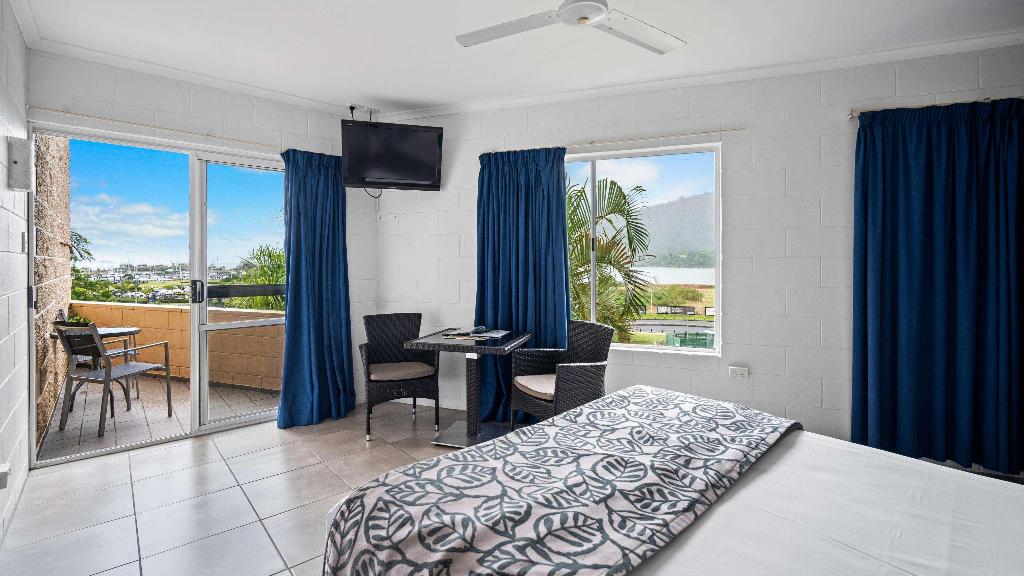 Colonial Palms Motor Inn