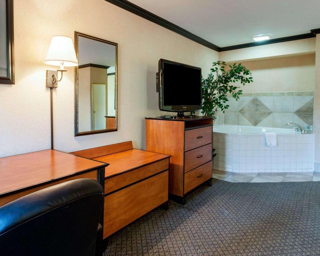 Quality Inn & Suites Lufkin Area