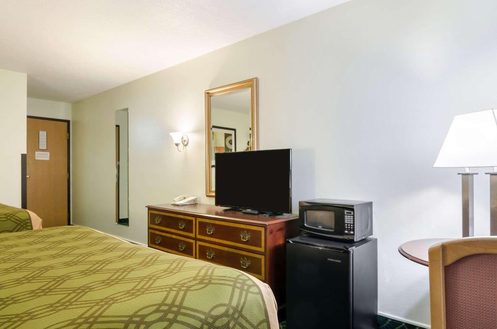 Econo Lodge Hays I-70
