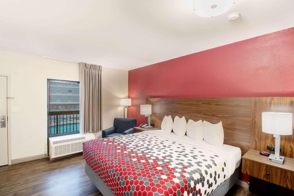 Econo Lodge  Inn & Suites Foley