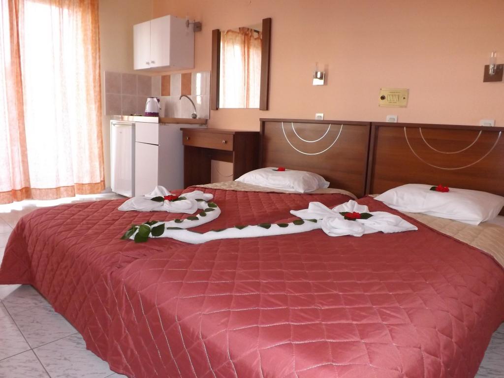 Leonidas Hotel And Studios